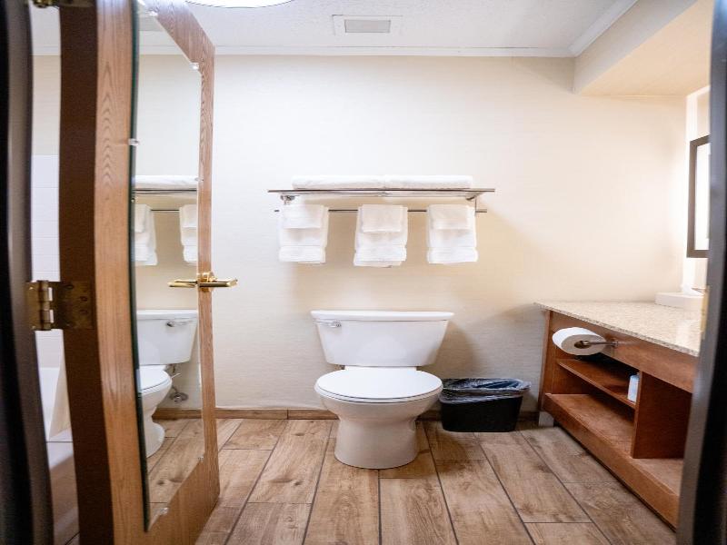 Coshocton Village Inn And Suites image