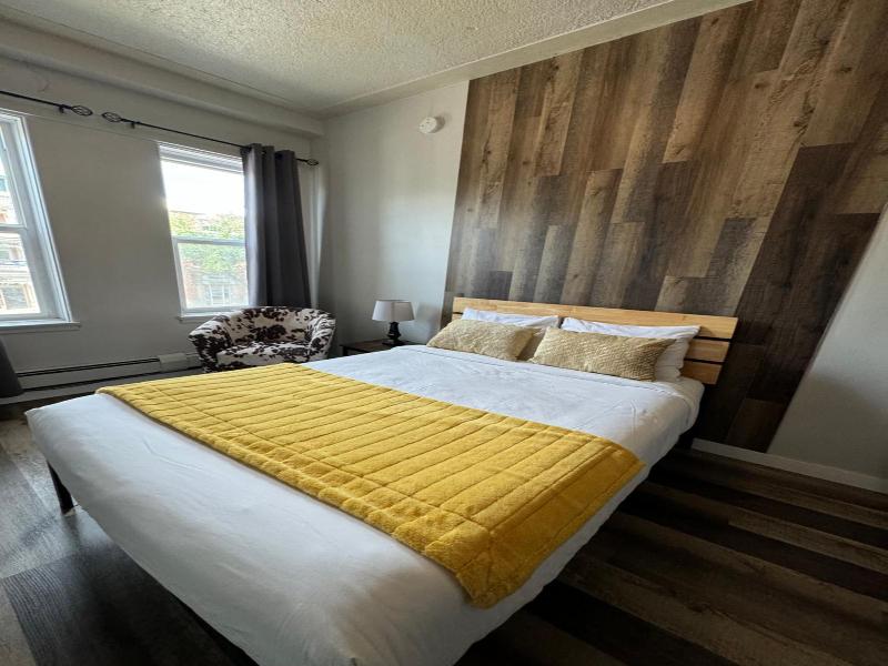 Commercial Hotel image