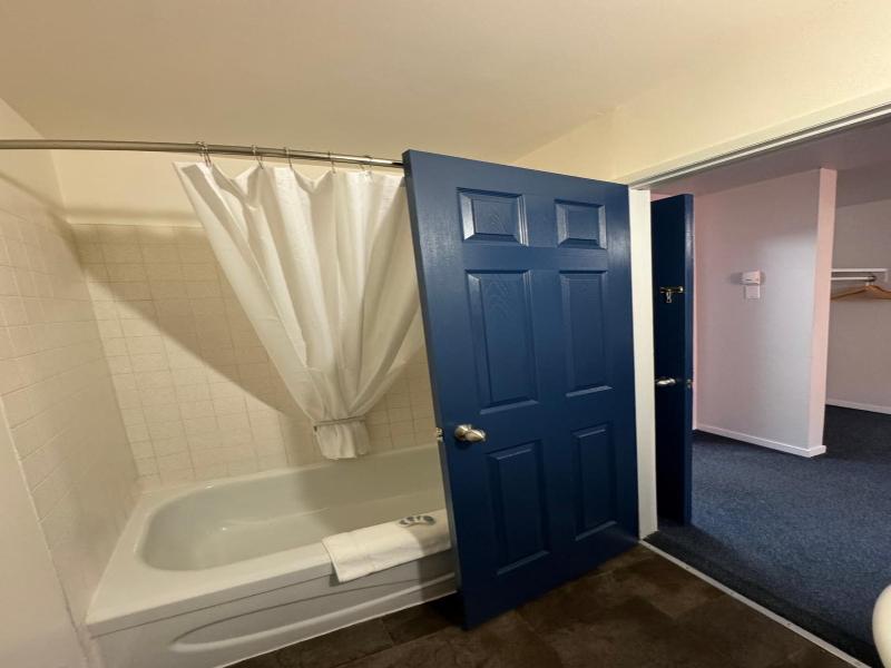 Commercial Hotel image