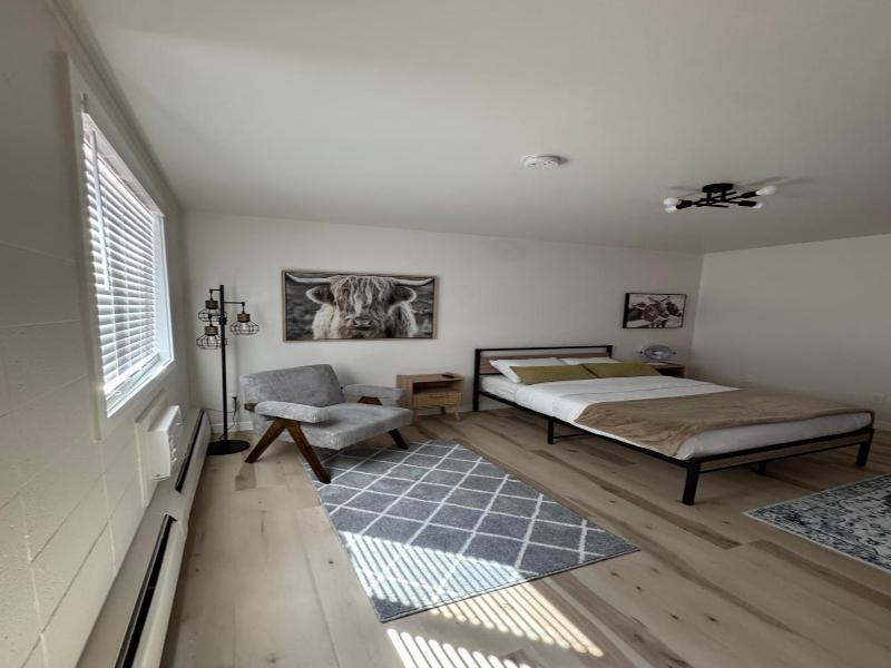 Commercial Hotel image