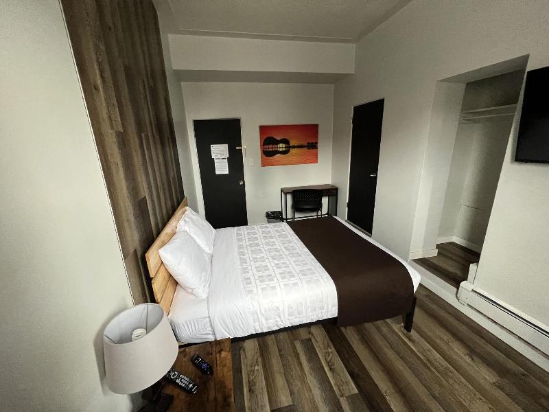 Commercial Hotel image