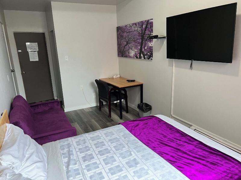 Commercial Hotel image