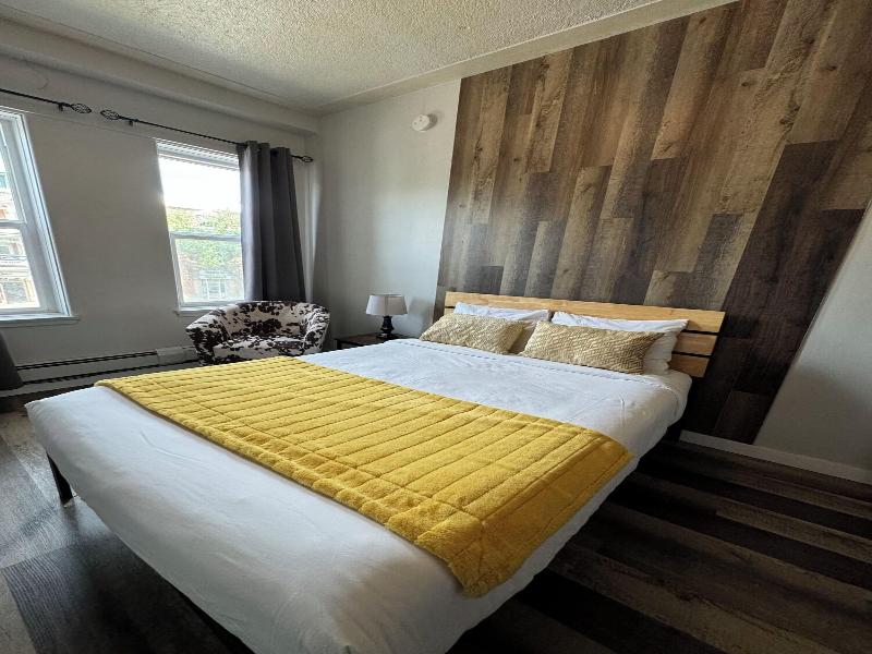 Commercial Hotel image