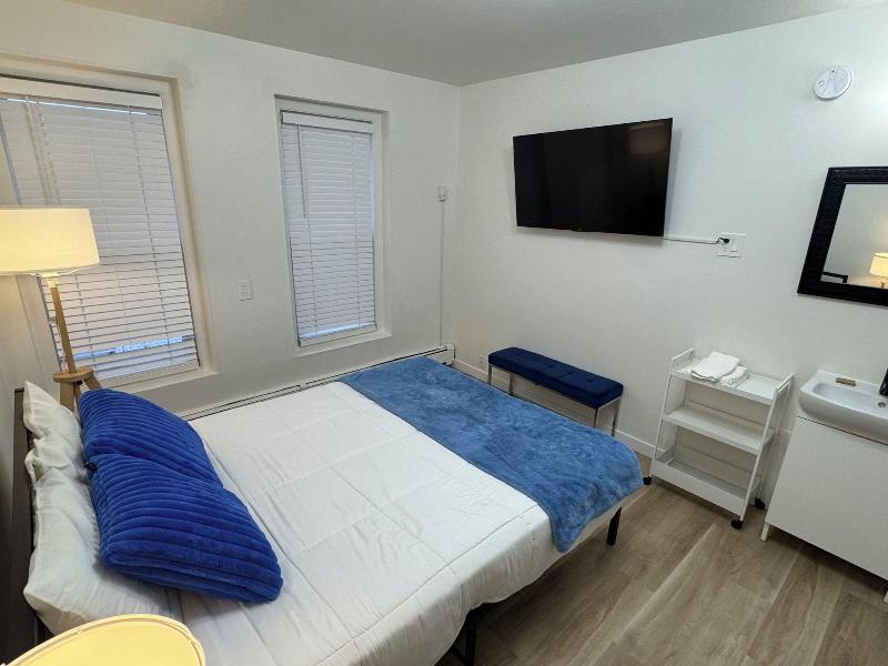 Commercial Hotel image