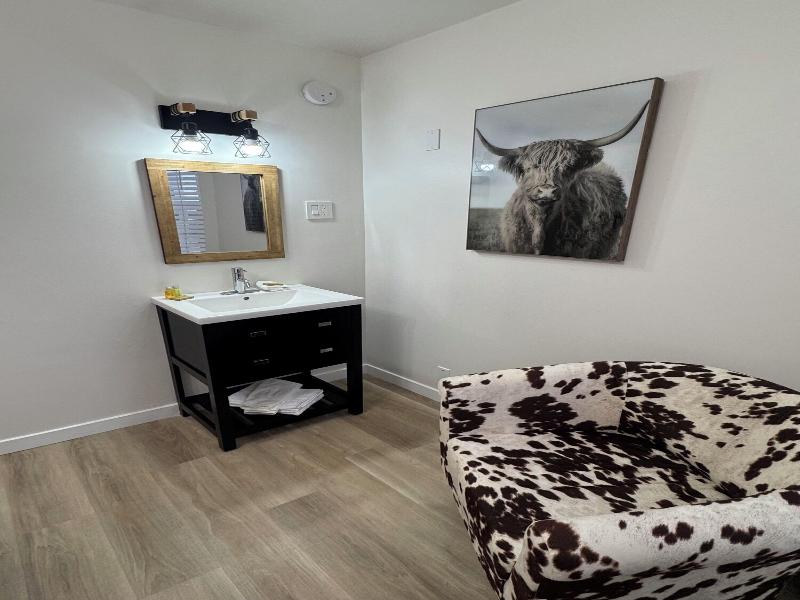 Commercial Hotel image