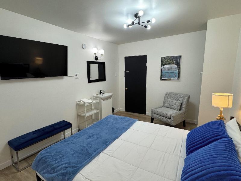 Commercial Hotel image