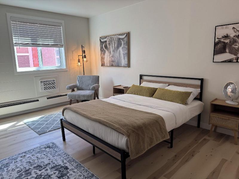 Commercial Hotel image