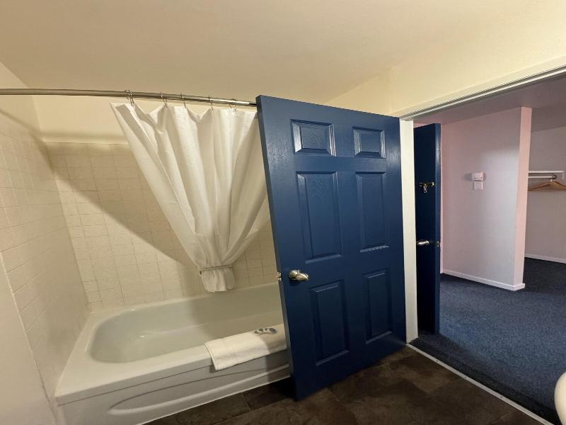Commercial Hotel image