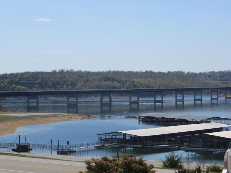 Lake Norfork Inn — exterior view