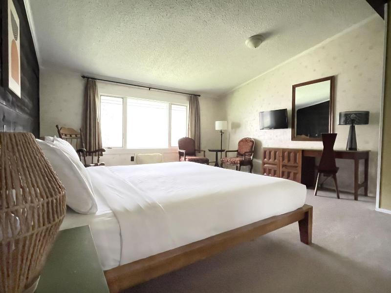 Toll Road Inn image
