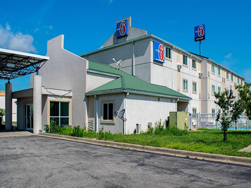 Motel 6 Seymour, IN - North image