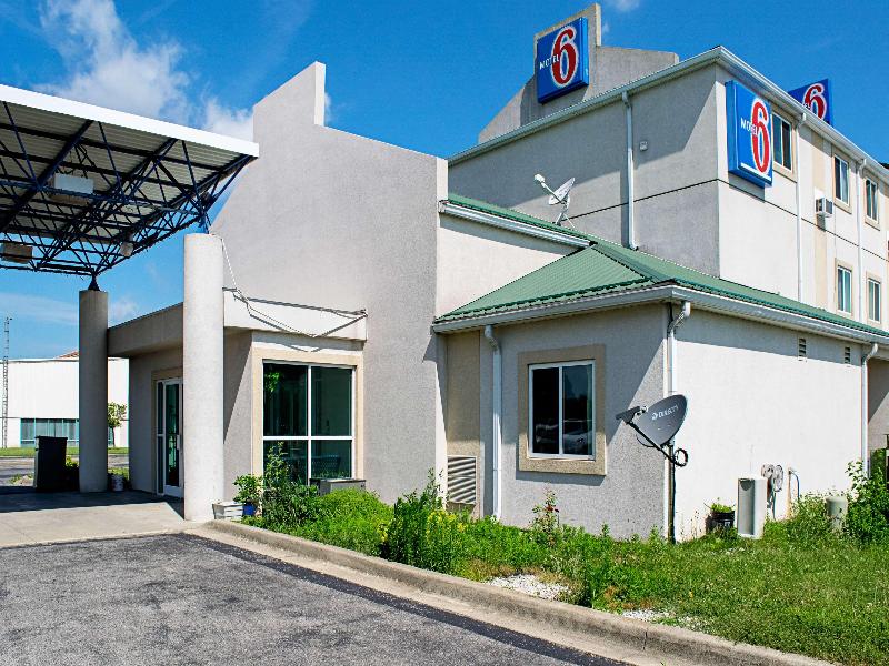Motel 6 Seymour, IN - North image