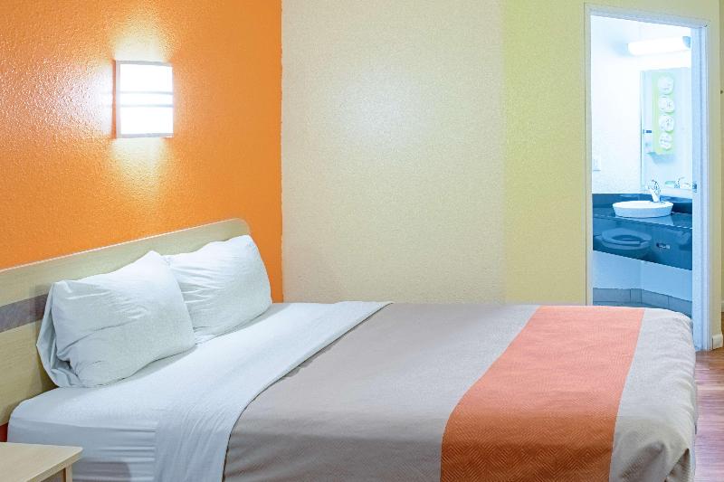 Motel 6 Seymour, IN - North image