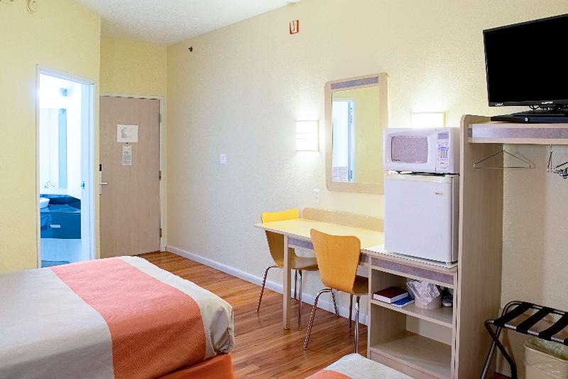 Motel 6 Seymour, IN - North image