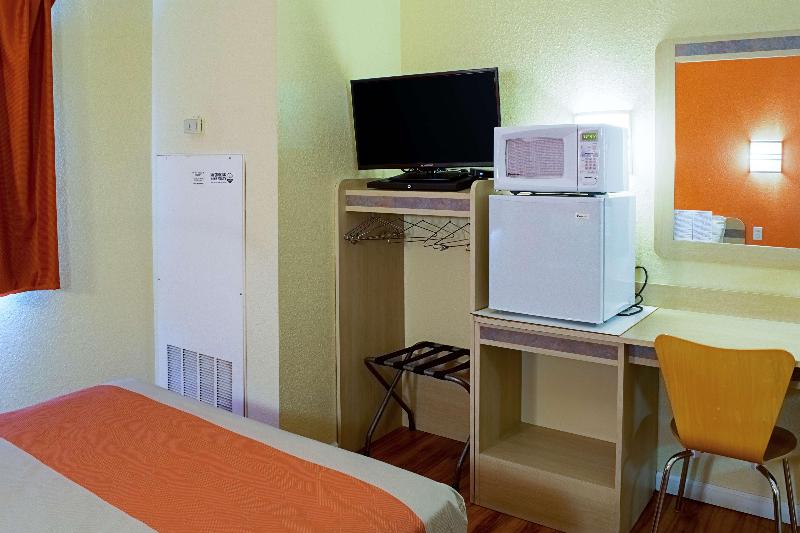 Motel 6 Seymour, IN - North image