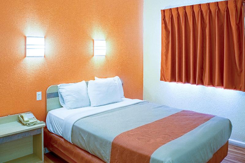 Motel 6 Seymour, IN - North image