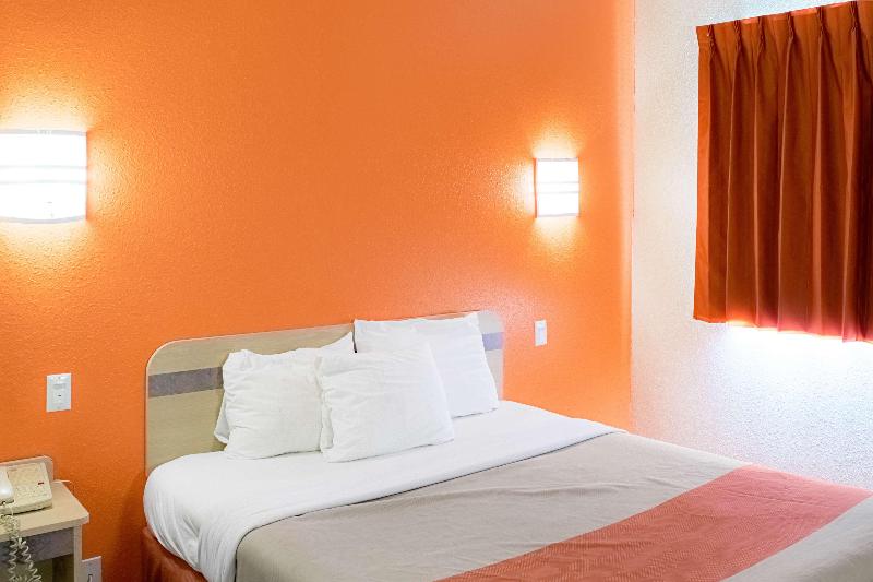 Motel 6 Seymour, IN - North image