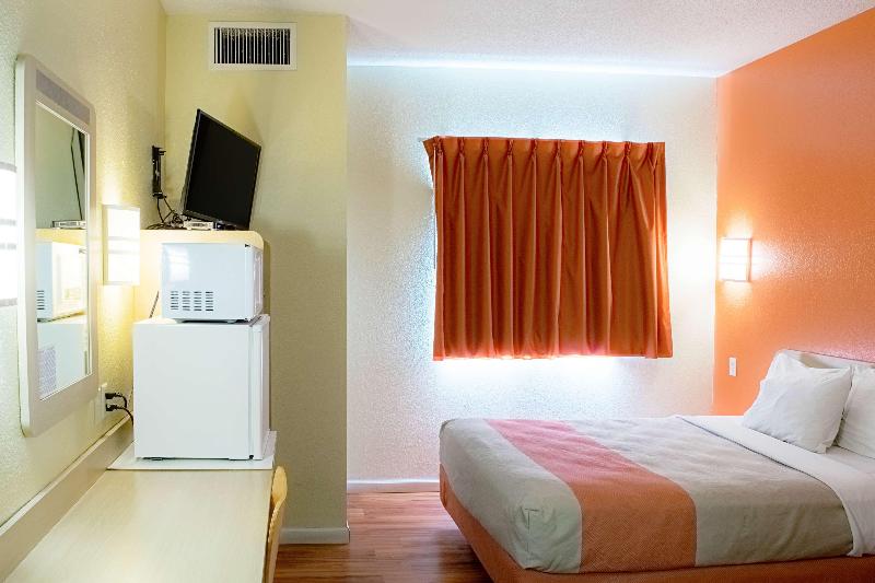 Motel 6 Seymour, IN - North image
