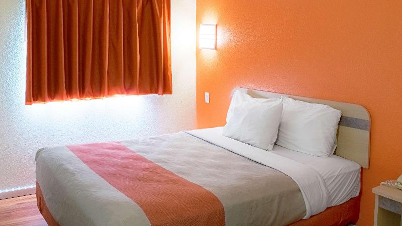 Motel 6 Seymour, IN - North image