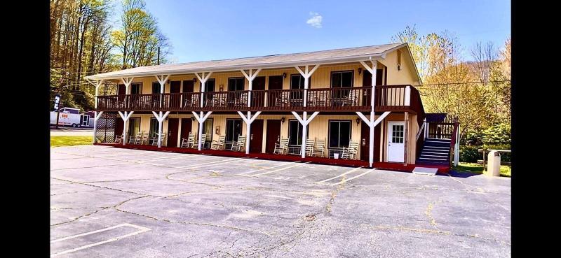 Travelowe's Motel image