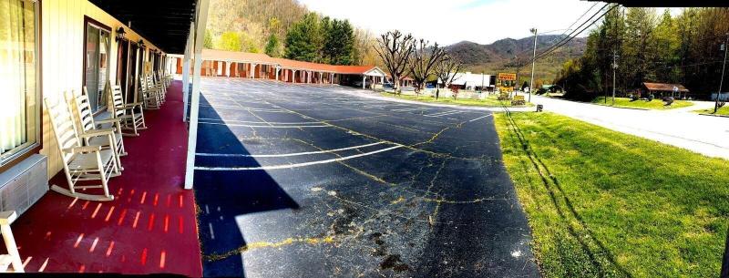 Travelowe's Motel image