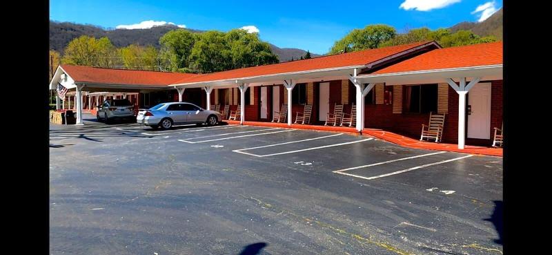 Travelowe's Motel image