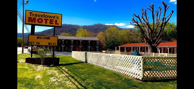 Travelowe's Motel image
