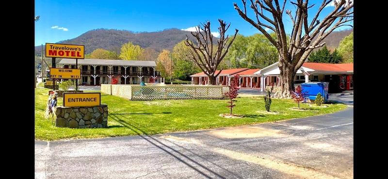 Travelowe's Motel image