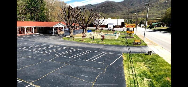 Travelowe's Motel image