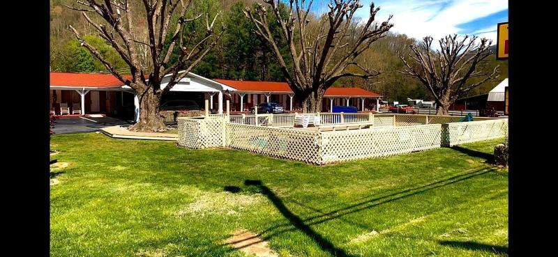 Travelowe's Motel image