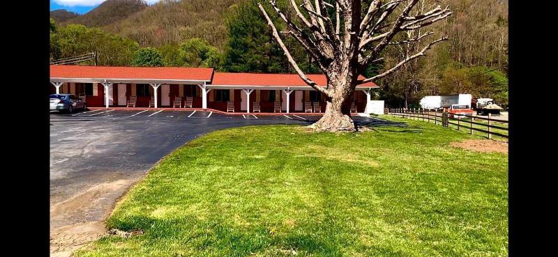 Travelowe's Motel image