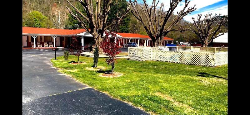 Travelowe's Motel image