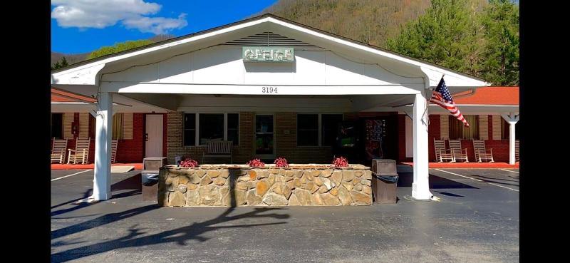 Travelowe's Motel image