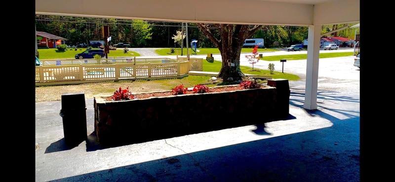 Travelowe's Motel image