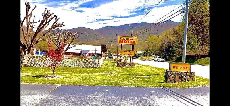 Travelowe's Motel image