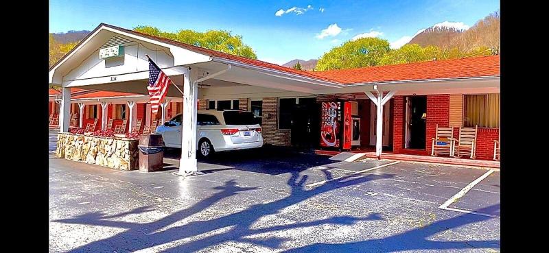 Travelowe's Motel image