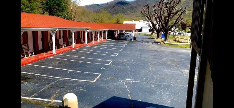 Travelowe's Motel image