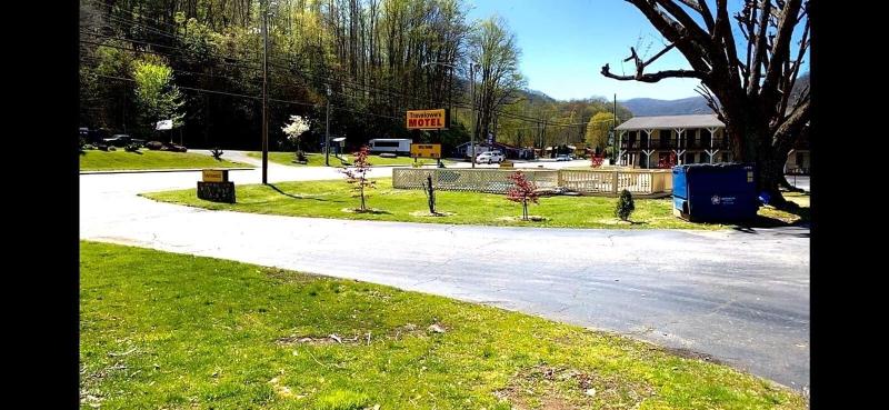 Travelowe's Motel image