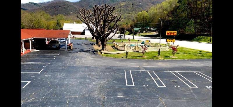 Travelowe's Motel image