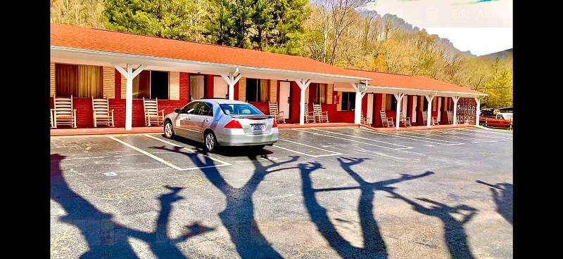 Travelowe's Motel image