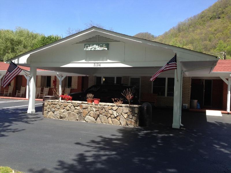 Travelowe's Motel image