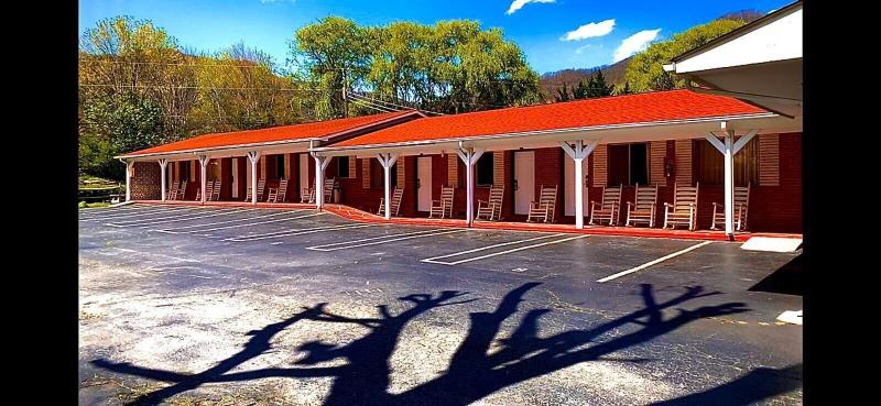 Travelowe's Motel image