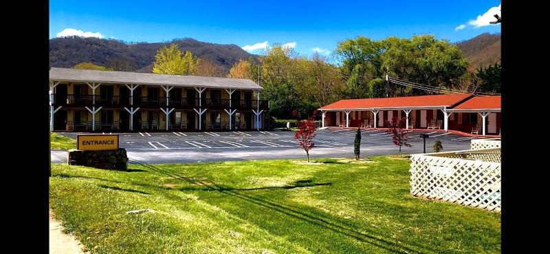 Travelowe's Motel image
