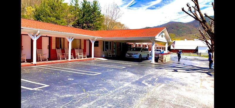 Travelowe's Motel image