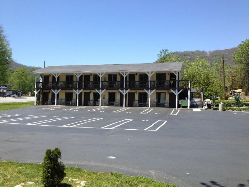 Travelowe's Motel image