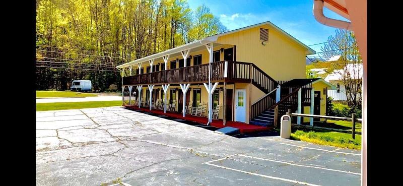 Travelowe's Motel image