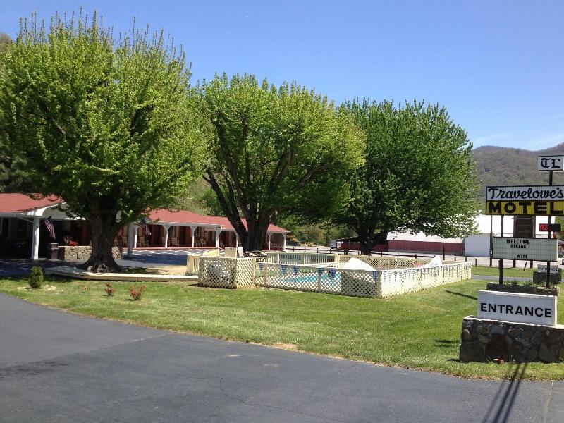 Travelowe's Motel image