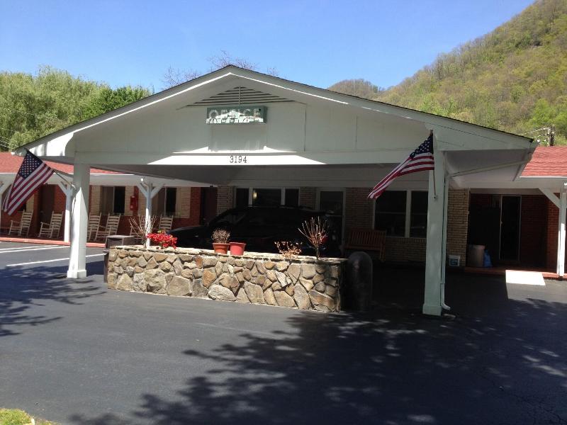 Travelowe's Motel image