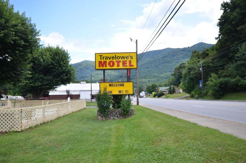 Travelowe's Motel image