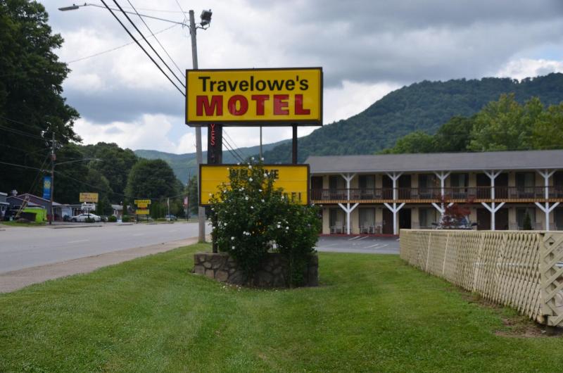 Travelowe's Motel image
